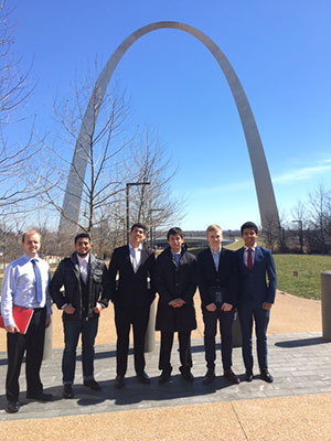 Economics Students posing in front of the St. Louis Arch